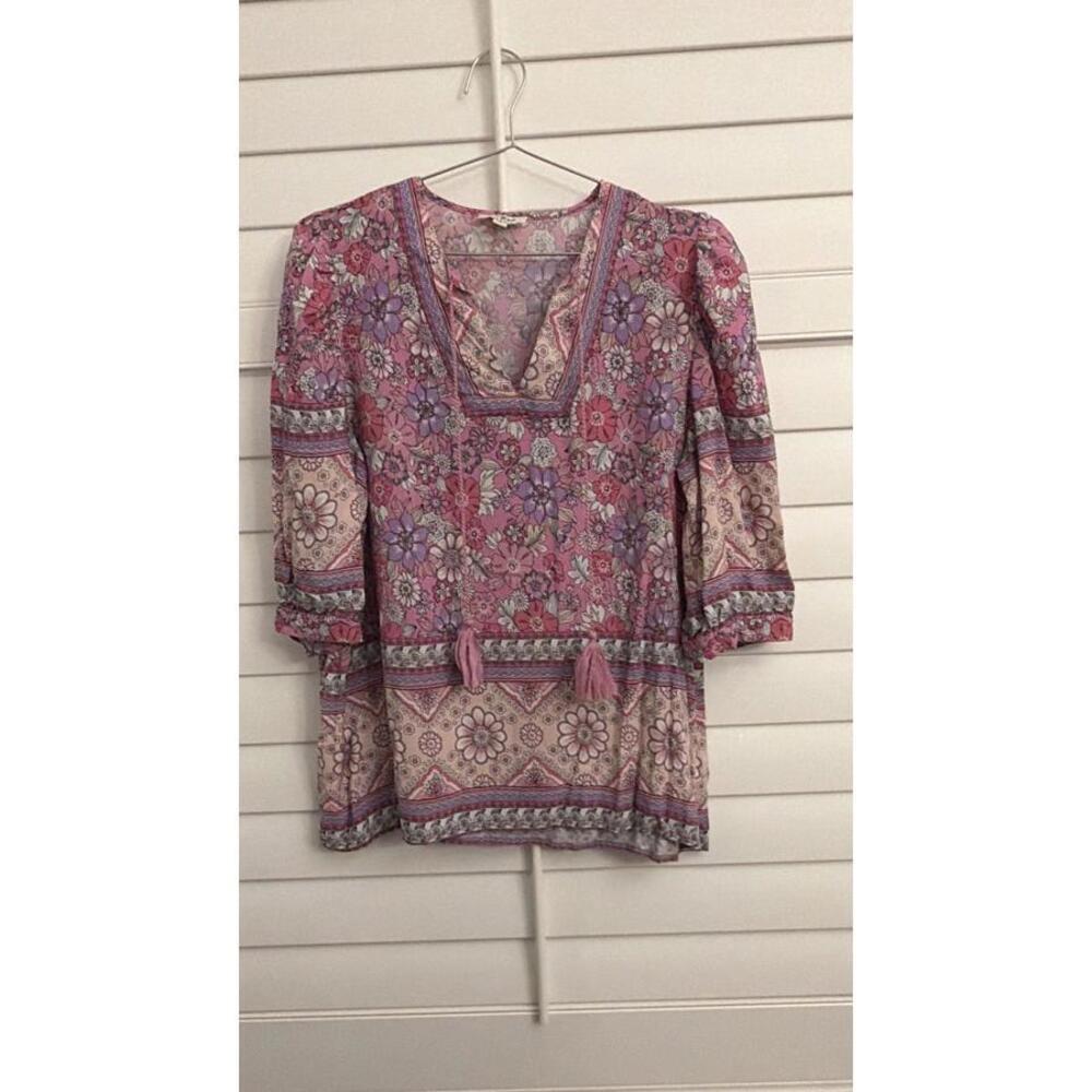 Umgee pink and‎ purple floral Boho V neck top size Large